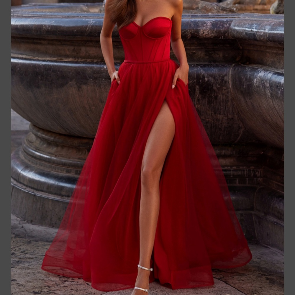 Bnwt la femme prom dress